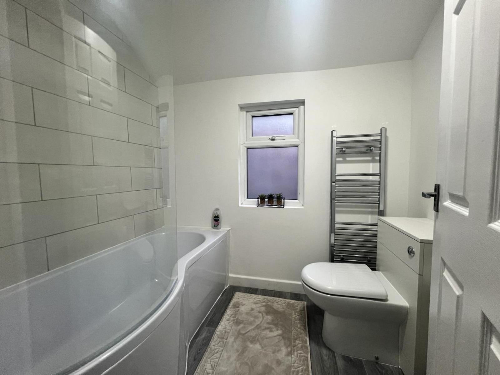 4 Bedroom, Sleeps 8 Comfy Near To Centre And Beaches! Swansea
