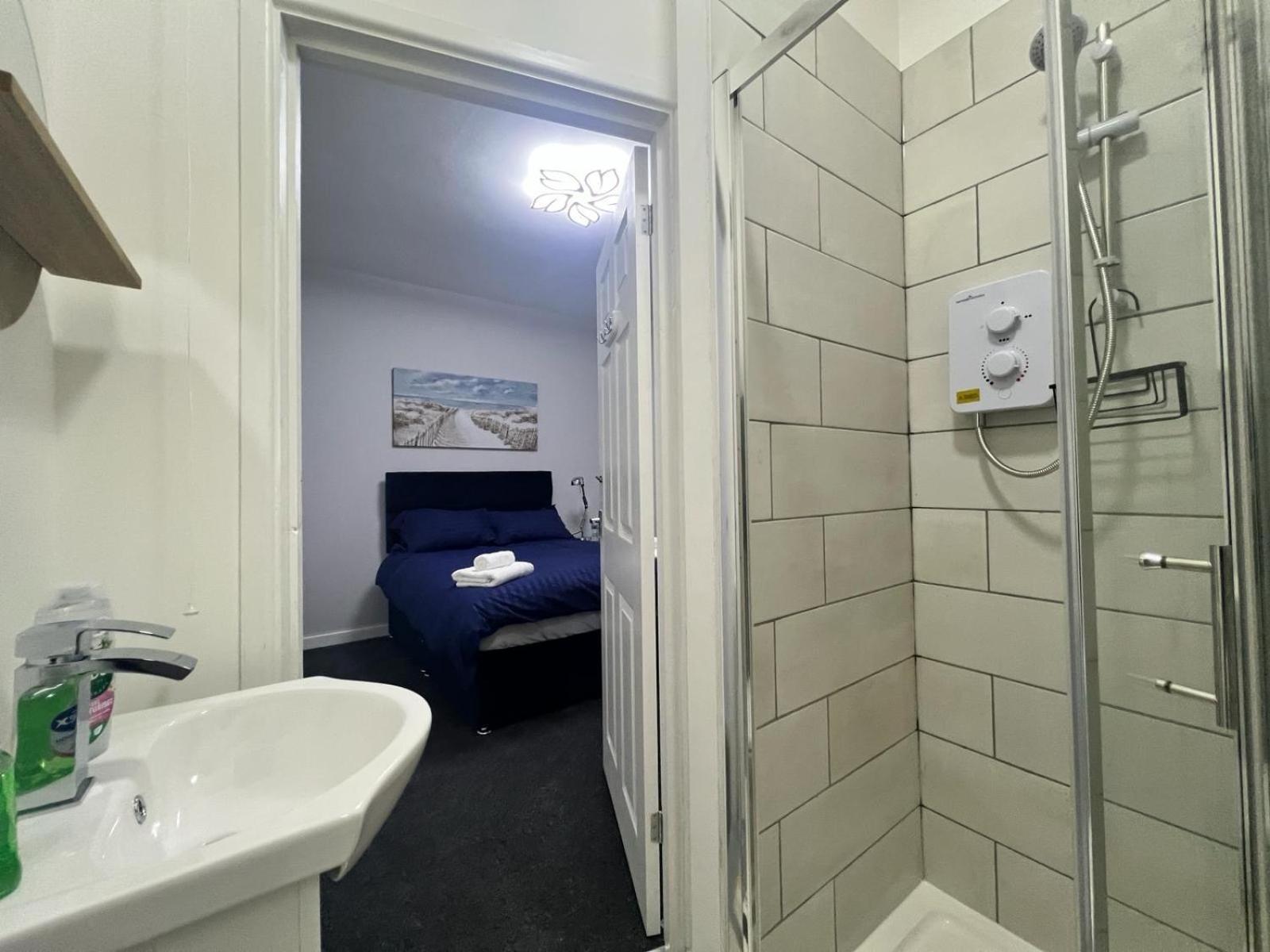 4 Bedroom, Sleeps 8 Comfy Near To Centre And Beaches! *