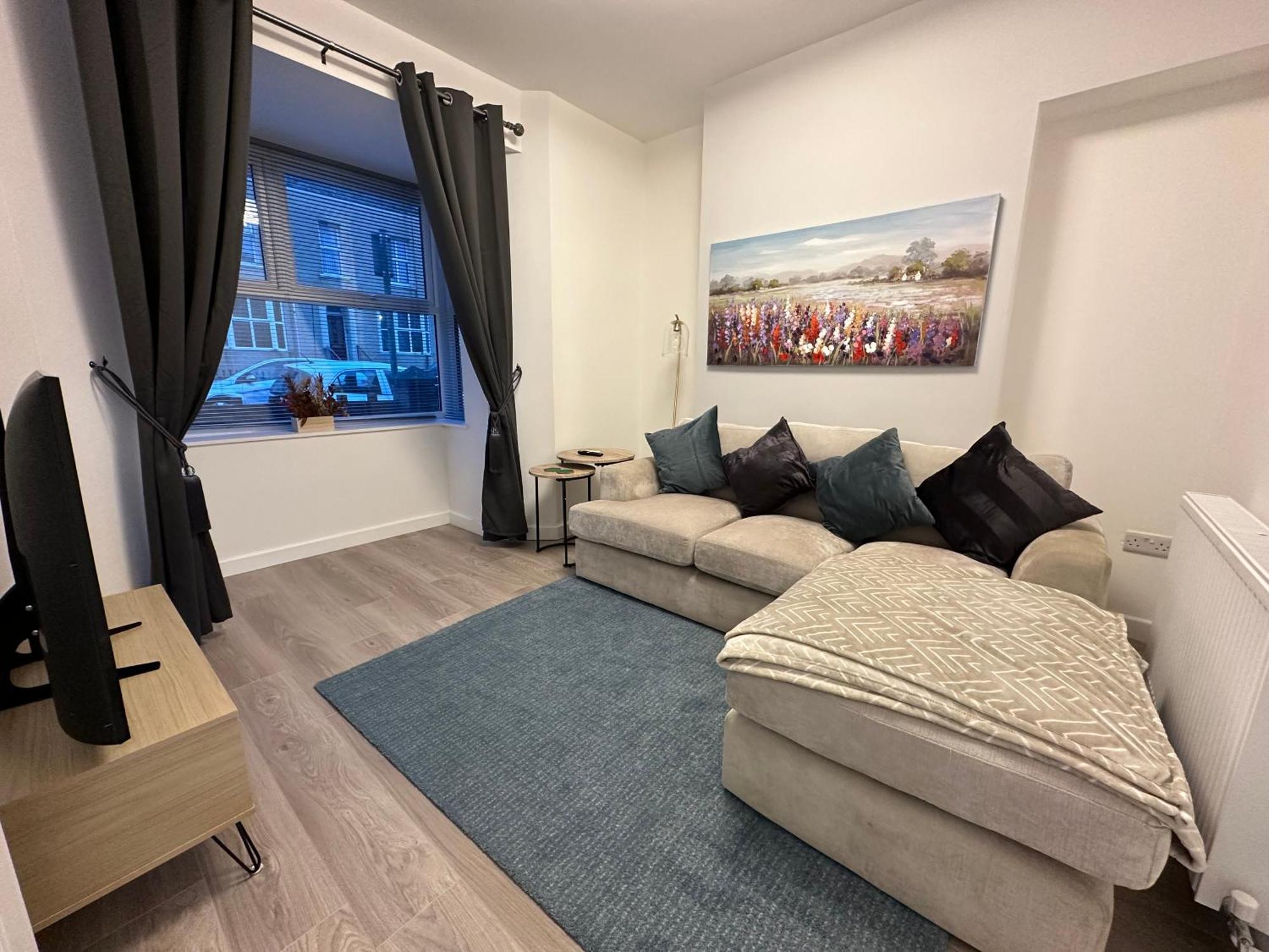 4 Bedroom, Sleeps 8 Comfy Near To Centre And Beaches! Casa vacanze *