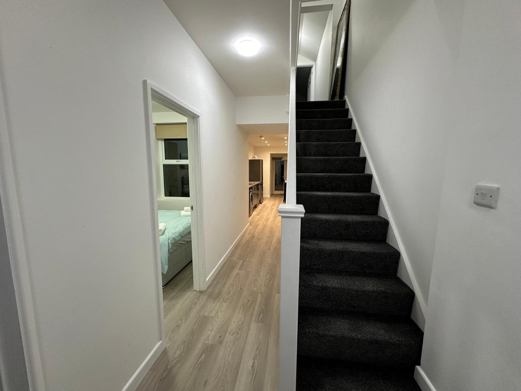 4 Bedroom, Sleeps 8 Comfy Near To Centre And Beaches! Casa vacanze *