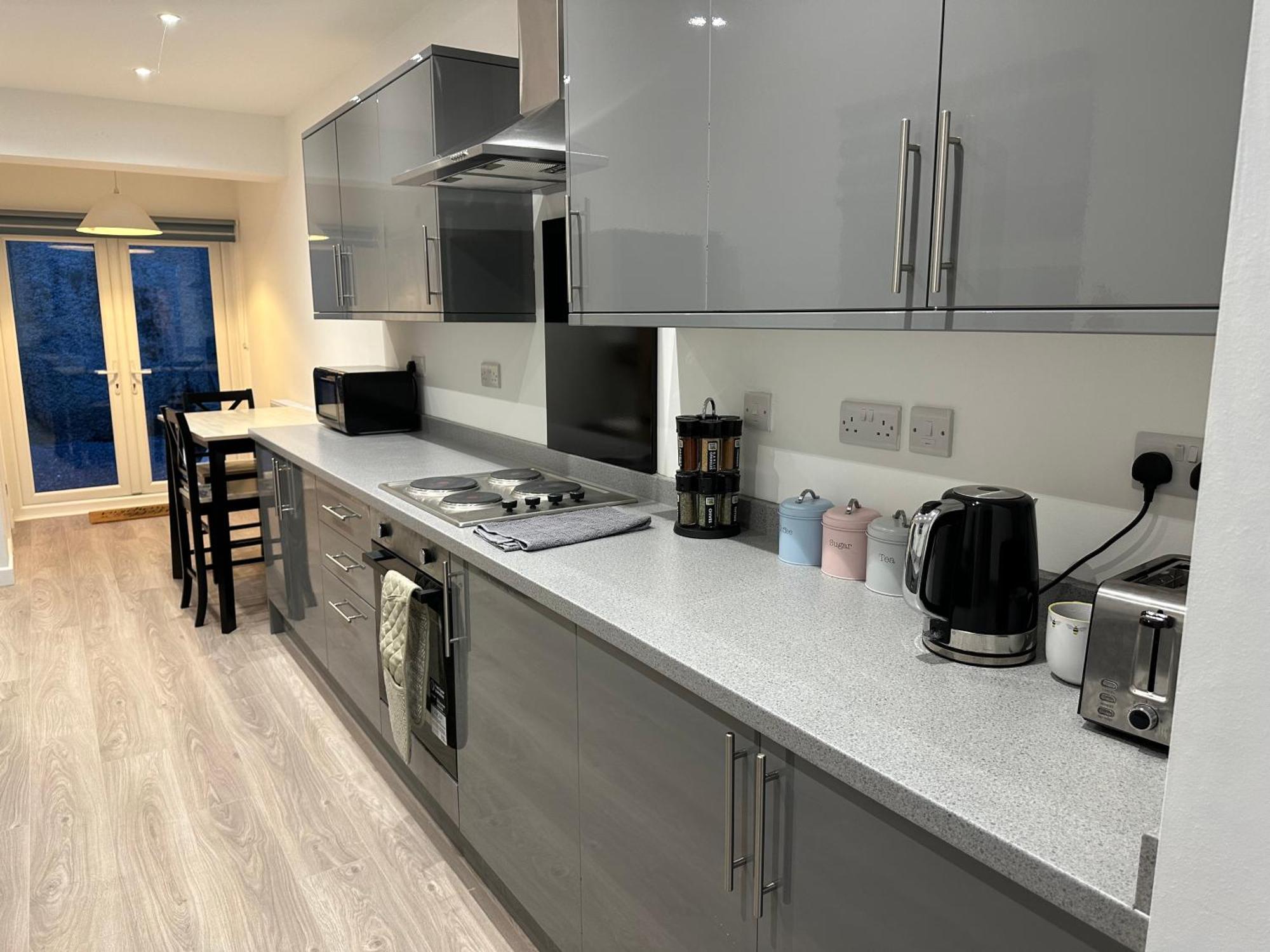 4 Bedroom, Sleeps 8 Comfy Near To Centre And Beaches! *