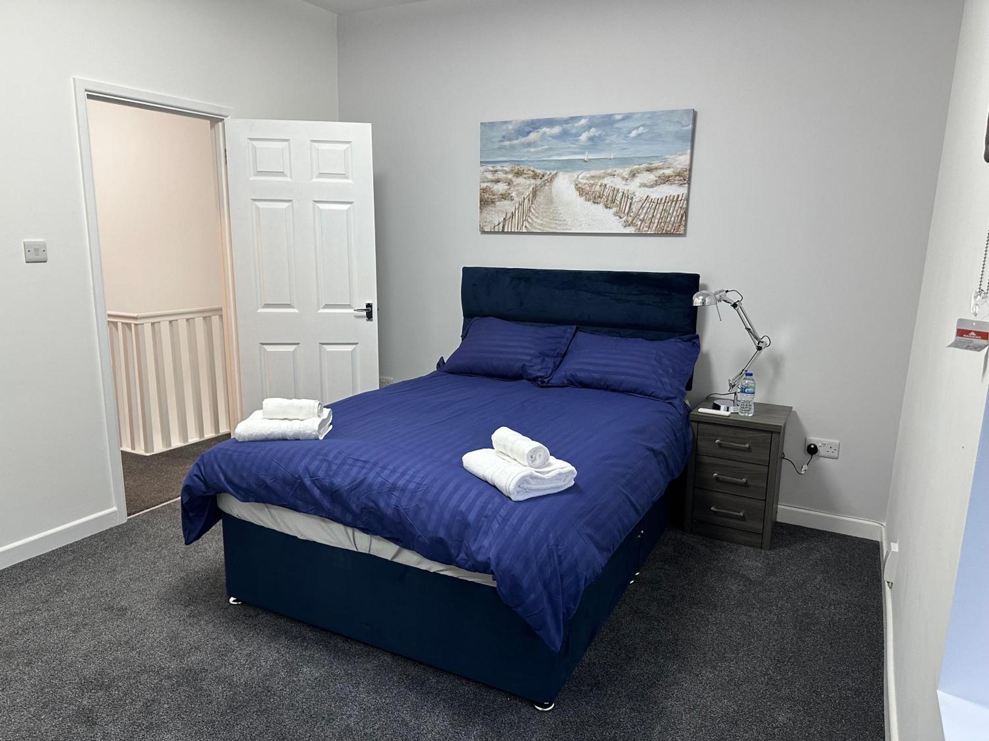 4 Bedroom, Sleeps 8 Comfy Near To Centre And Beaches! * Swansea