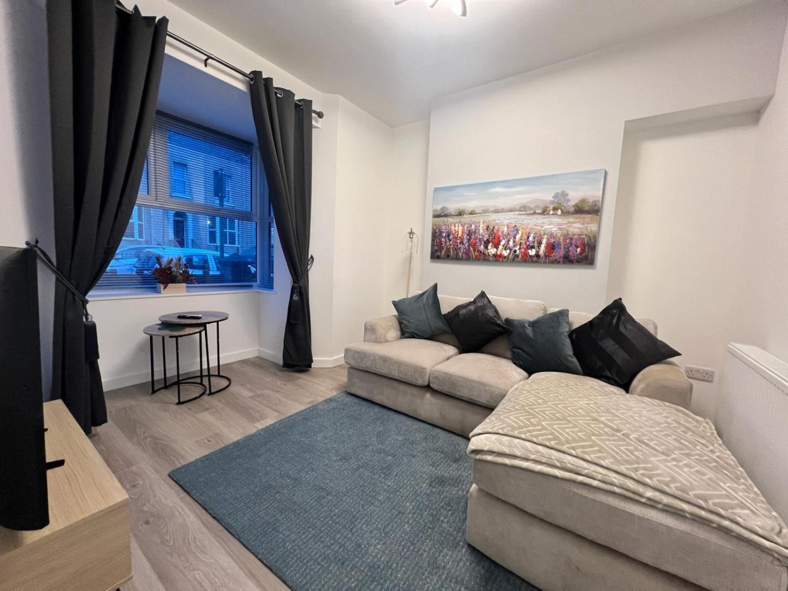 4 Bedroom, Sleeps 8 Comfy Near To Centre And Beaches! * Swansea
